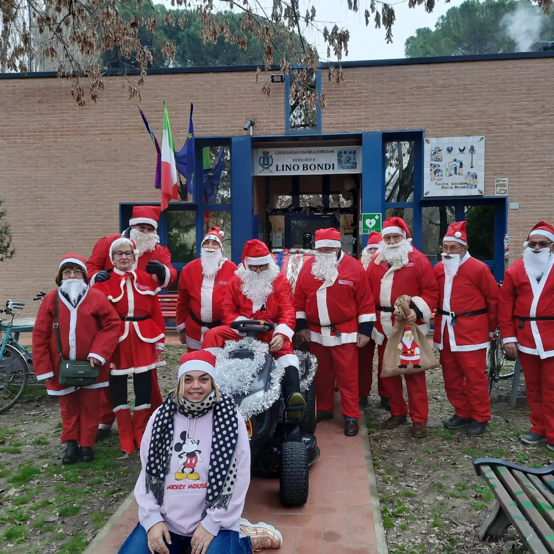 MERAVIGLIOSO!! I BABBI NATALE DI PORTA NOVA RIENTRANO ALLA BASE DOPO AVER CONSEGNATO I DONI AI BAMBINI