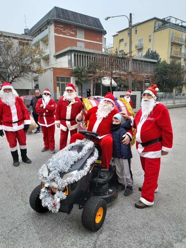 MERAVIGLIOSO!! I BABBI NATALE DI PORTA NOVA RIENTRANO ALLA BASE DOPO AVER CONSEGNATO I DONI AI BAMBINI