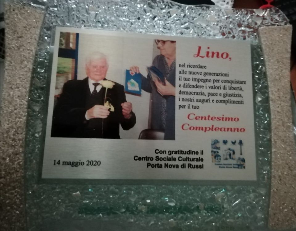 i volontari di Porta Nova con riconoscenza consegnano a Lino una targa a ricordo del suo centesimo compleanno